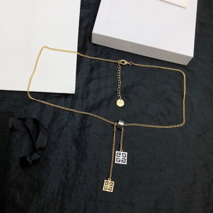 GIVENCHY